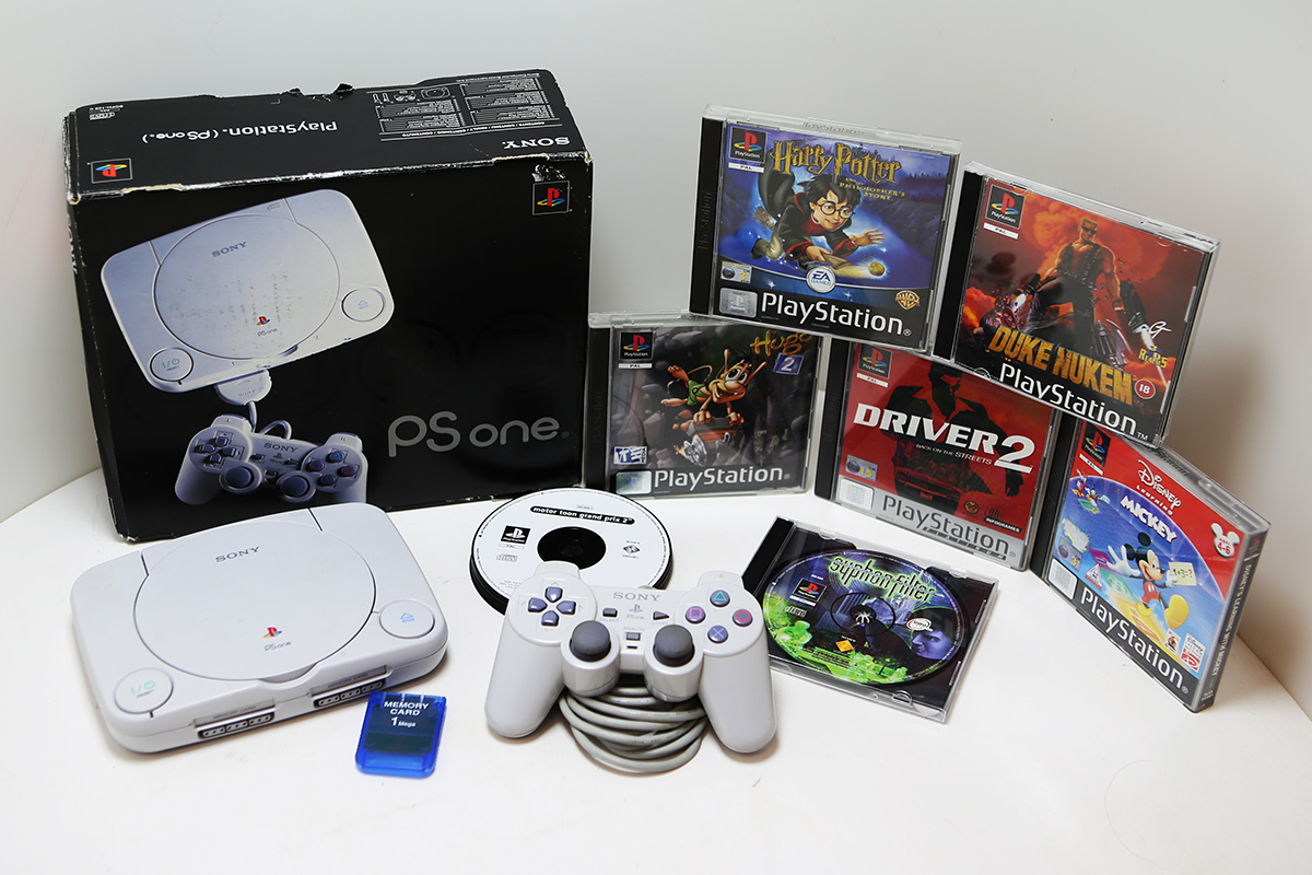 Ps1 ps3. Сони плейстейшен 1 Doa. Sony PLAYSTATION 1993. Ps1 Slim 1990. Ps1 слим шайба.