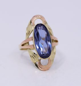 Zlatý dámský prsten s velkým kamenem