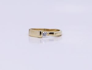 Zlatý prsten s decentním kamenem