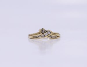 Zlatý proplétaný prsten s kameny