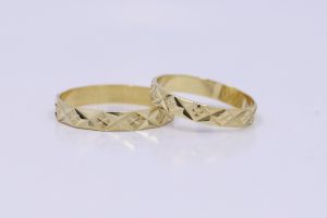 Zlaté snubní prsteny s křížovým rytím