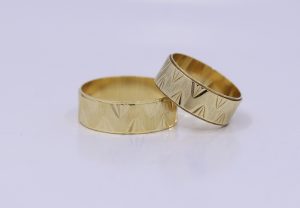 Zlaté masivní snubní prsteny