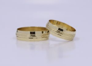 Zlaté snubní prsteny s podélným rytím