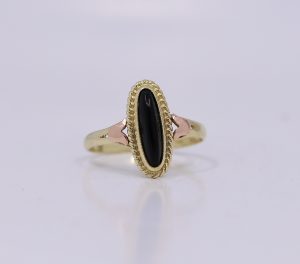 Zlatý prsten s černým oválným kamenem