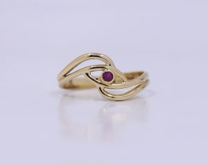 Zlatý prsten s růžovým kamenem